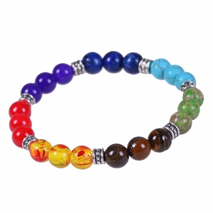 Bracciale energetico chakra fatto a mano con pietre naturali di ametista e agata su bianco
