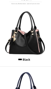 Détail du sac à main en cuir noir grainé avec bords contrastés roses et pendentif chat