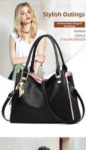 Détail du sac à main en cuir noir avec doublure rose et pendentif chat doré