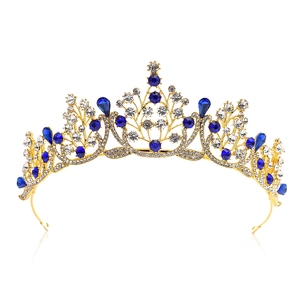 Vue macro de la couronne de mariée baroque dorée avec cristaux bleu foncé et diamants blancs