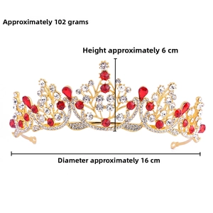 Détails de la couronne de mariée dorée avec pierres rouges et strass blancs brillants