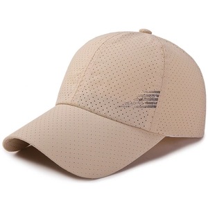 Casquette de baseball beige en mesh respirant avec tissu perforé et broderie latérale
