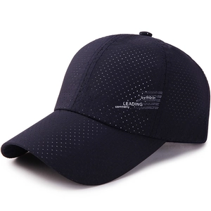 Casquette de baseball en mesh bleu marine respirante avec lettrage blanc sport