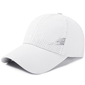 Casquette de sport blanche respirante avec perforations laser et motif graphique latéral