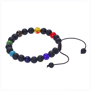 Gros plan du bracelet chakra en lave montrant la texture poreuse et les perles