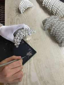 Detailed craftsmanship of a silver crystal hair comb with sparkling floral rhinestones