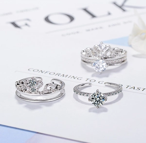 Detalle del juego de anillos de corona en plata S925 con circonitas brillantes