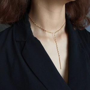 925 silver gold-plated Y-shaped necklace featuring a delicate drop pendant on a model