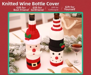 Housses de bouteilles de vin en tricot père Noël et bonhomme de neige sur table