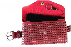 Détail de la sacoche banane rouge à clous punk pouvant contenir un smartphone de 5,5 pouces