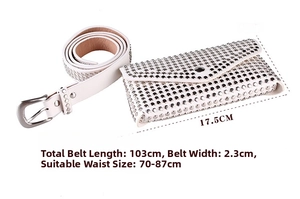 Détail d'une ceinture punk blanche à rivets avec petite pochette carrée assortie