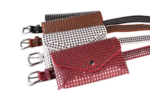 Détail de sacs de ceinture à rivets en noir, rouge, marron et blanc avec rivets en métal