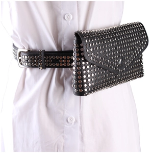 Détail du sac de taille punk noir avec rivets argentés et ceinture en cuir assortie
