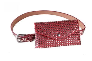 Détail du sac de ceinture en cuir synthétique rouge avec rivets métalliques argentés