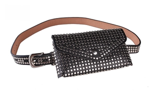 Détail d'une sacoche de ceinture punk noire avec rivets argentés et boucle en métal