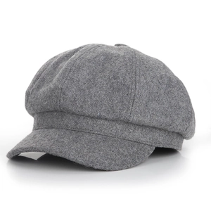 Gros plan détaillé de la casquette gavroche en laine gris foncé avec texture du tissu