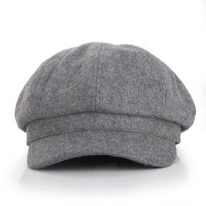 Gros plan d'une casquette gavroche en laine gris foncé montrant la texture et les coutures