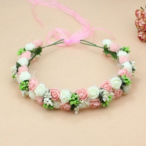 Details zum Braut-Haarreif mit rosa und weißen Rosen, Beeren und zartem Seidenband