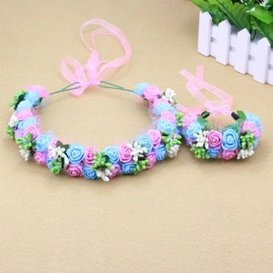 Blumenkranz-Set mit rosa und blauen Rosen, Armband und dekorativen rosa Schleifen