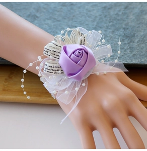 Gros plan d'un corsage de poignet élégant en satin violet avec dentelle et perles