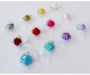 Détail de 13 bracelets de fleurs en ruban faits main avec dentelle et perles colorées