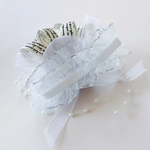 Fleur de poignet élégante en dentelle blanche avec rubans de satin et perles de mariage