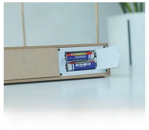 Detailansicht des Batteriefachs einer nordischen Eisenlampe mit AA-Batterieschlitzen