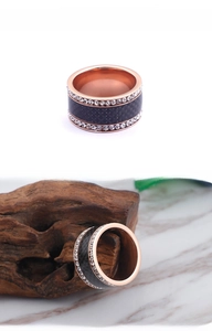 Vue détaillée d'une bague en acier inoxydable or rose avec pavé de deux rangs de zircons