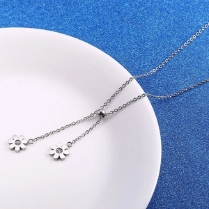 Asymmetric 18K gold-plated stainless steel necklace with two daisy flower pendants