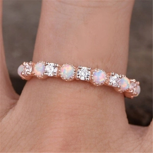 14k rosé goud ring met witte opalen en sprankelende zirkonia stenen accenten