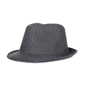 Dettaglio del cappello Fedora grigio a righe con tre occhielli metallici traspiranti