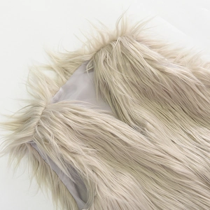Dettaglio del gilet in ecopelliccia con consistenza soffice e fodera in raso