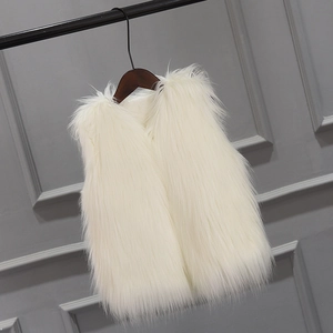 Dettaglio della texture a pelo lungo di un gilet di pelliccia sintetica bianca per bambina