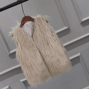 Dettaglio del gilet in ecopelliccia beige con scollo a V su gruccia di legno