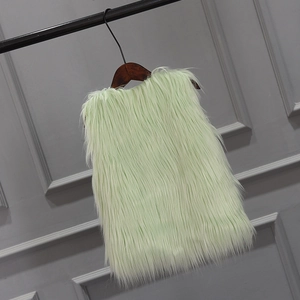 Dettaglio del gilet in ecopelliccia verde menta per bambina con morbida texture