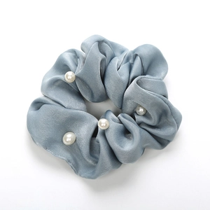 Chouchou en satin bleu clair avec perles blanches pour une coiffure élégante et chic