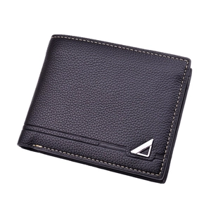 Cartera corta para hombre en cuero negro con costuras amarillas y logo metálico