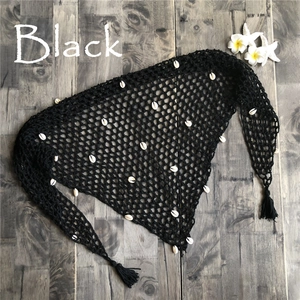 Detalle de chal playero de ganchillo negro con conchas de mar y flecos elegantes