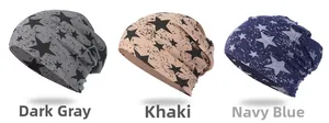Détail de bonnets en maille avec motifs d'étoiles usées en gris, kaki et bleu marine