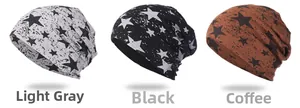 Trois bonnets en maille gris clair, noir et marron avec motifs d'étoiles rétro
