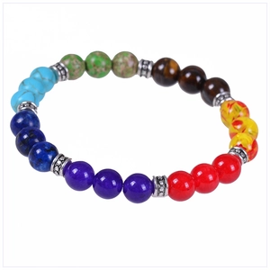 Dettaglio di perline in pietra naturale 8-10mm e distanziatori in argento su bracciale yoga