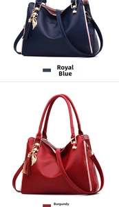 Détails des sacs en cuir bleu royal et rouge vin avec pendentif chat doré et pompons