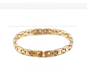 Detailed view of 18K gold plated magnetic bracelet, 185mm length and 6mm width specs