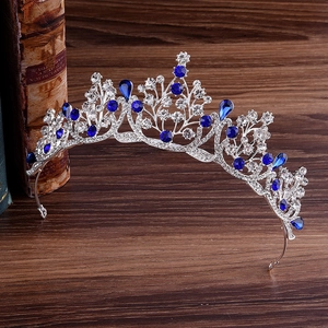 Élégante couronne de mariée dorée avec gouttes en cristal bleu et strass brillants