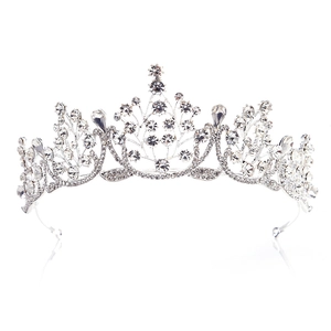 Vue détaillée d'une couronne de mariée argentée avec motifs floraux et zircons brillants