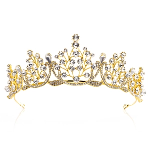 Détail d'une couronne de mariée dorée avec strass cristallins et accents élégants en gouttes