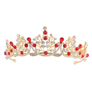 Détail du cadre doré orné de cristaux rouges en forme de gouttes sur la couronne de mariée