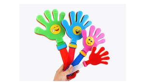 Dettaglio di quattro mani per applausi colorate in plastica con faccine sorridenti