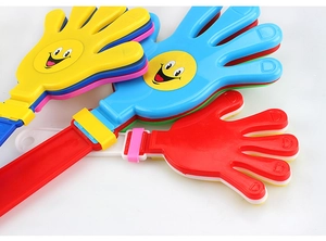 Dettaglio di manine applauditrici in plastica colorata con motivo smiley giallo