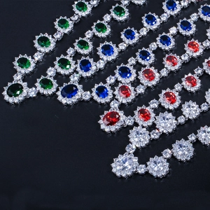 Parure bijoux de mariée luxe avec zircons AAA et pierres taille émeraude sur fond noir